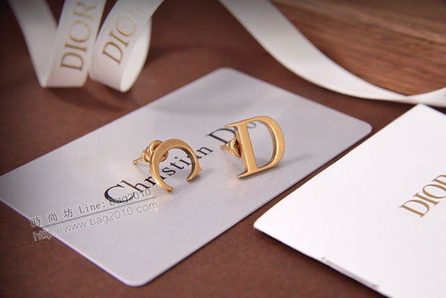 Dior飾品 迪奧經典熱銷新款金色復古字母CD耳釘耳環  zgd1169